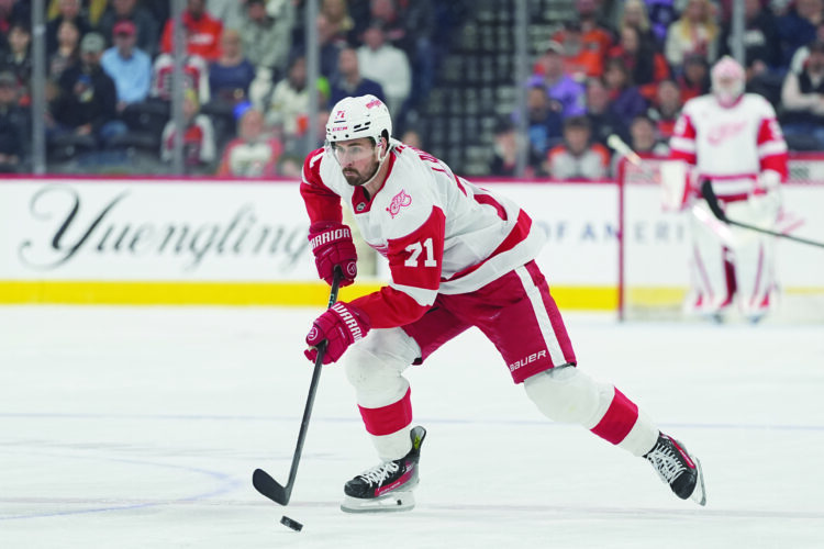 Red Wings captain Larkin submits 3-team trade list of Florida, Minnesota and Vegas, AP source says